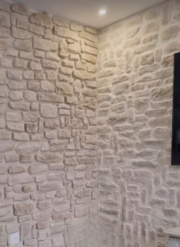 Réalisation d'un parement intérieur en pierre à Bollène, Bollène, AETP