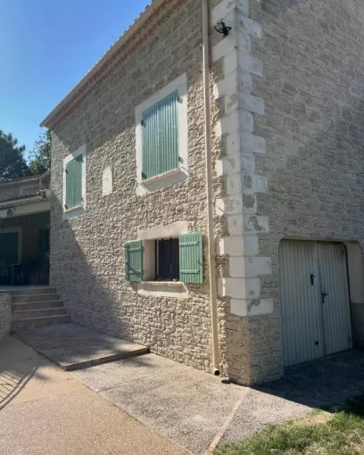 Embellissement de façade avec la pose de plaquette pierre Tertus à Mondragon, Bollène, AETP