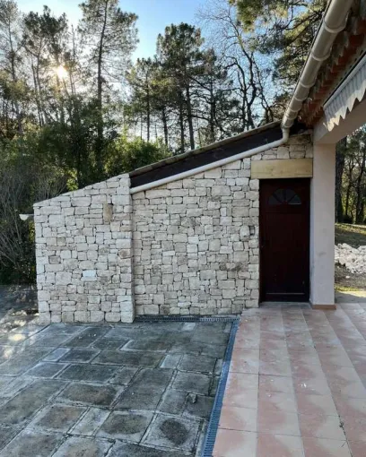 Habillage d’un local piscine en pierre à Bollène, Bollène, AETP